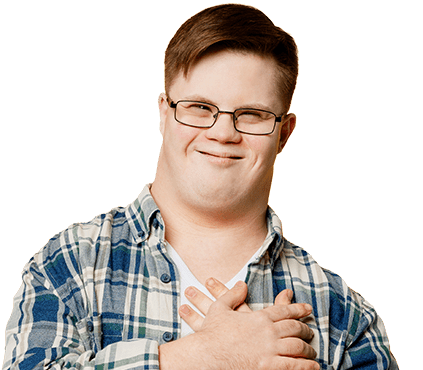 Junger Mann mit Down-Syndrom hält sich schützend die Hände ans Herz.